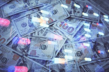 İki kez veri temasına maruz kalınca dolar banknotları arka planda kalıyor. Teknoloji konsepti.