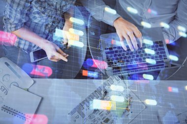 Kadın ve erkeğin birlikte çalışması ve veri temalı hologram çizimi. Bilgisayar arkaplanı. Üst Görünüm.