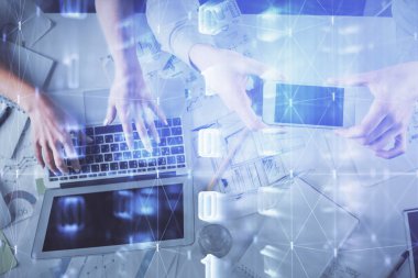 Kadın ve erkeğin birlikte çalışması ve veri temalı hologram çizimi. Bilgisayar arkaplanı. Üst Görünüm.