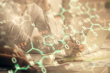 Erkek ve kadının birlikte çalıştığı çifte pozlama ve matematik formülleri hologram çizimi. Eğitim konsepti. Bilgisayar arkaplanı.