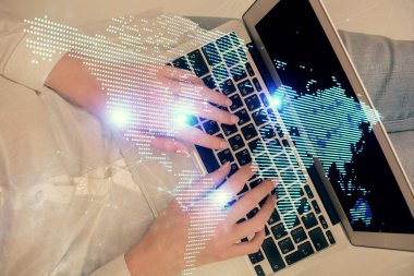 Bilgisayar ve sosyal ağ temalı hologram çizimlerinde çalışan kadın elleri çift pozlama. Üst Manzara. İnsanlar bağlantı konsepti.