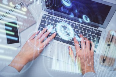 Bilgisayar ve veri temalı hologram çizimlerinde çalışan kadın elleri çift pozlama. Üst Manzara. Teknoloji konsepti.