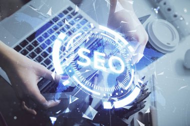 Bilgisayar ve seo hologram çizimleri üzerinde çalışan kadın elleri çift pozlama. internet arama kavramı.