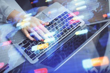 Bilgisayar ve veri temalı hologram çizimleri üzerinde çalışan kadın ellerine çok fazla maruz kalma. Teknoloji kavramı.