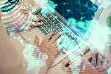 Kadın elinin bilgisayar ve iş temalı hologram çizimlerinde çifte pozlama. Başarı konsepti.