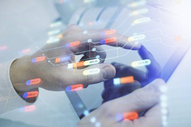 Erkeklerin el ele tutuşmaları ve dijital bir cihaz ve veri temalı çizimler kullanmaları. Yenilik kavramı.