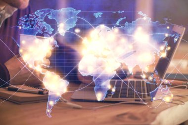 Erkeklerin el ele tutuşup telefon kullanırken ve uluslararası iş teması çizerken çift pozlama.