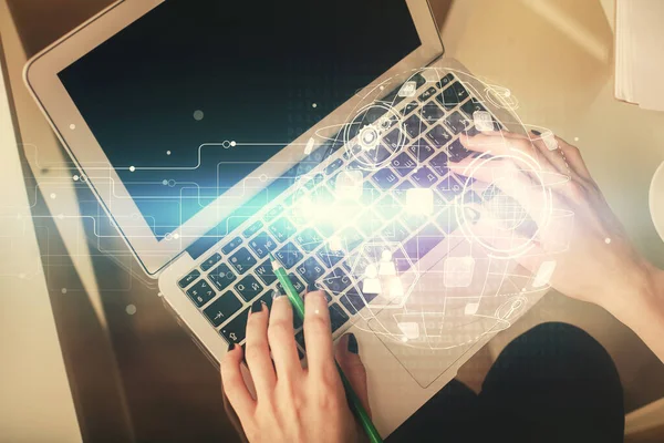 Dubbel exponering av kvinnliga händer som arbetar på dator och sociala nätverk tema hologram ritning. Ovanifrån. Begreppet personanslutning. — Stockfoto
