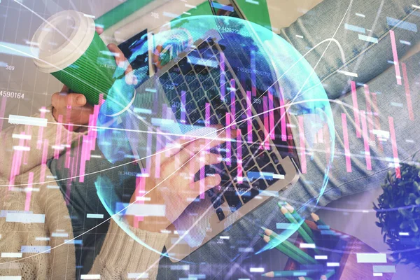Doble exposición de las manos de la mujer escribiendo en la computadora y el dibujo del holograma gráfico de divisas. Concepto de inversión bursátil. —  Fotos de Stock