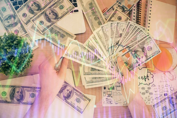 Multi exposición de gráfico financiero dibujo holograma y EE.UU. billetes de dólares y las manos del hombre. Concepto de análisis . —  Fotos de Stock