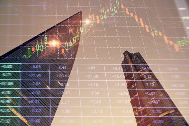 Yüksek binaların arka planında çoklu pozlama olan eski şehir haritası. Finansal araştırma kavramı.