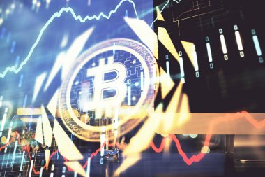 Engelleme zinciri ve kripto ekonomi temalı hologram ve bilgisayar geçmişi olan bir masa. Bitcoin kripto para kavramı.
