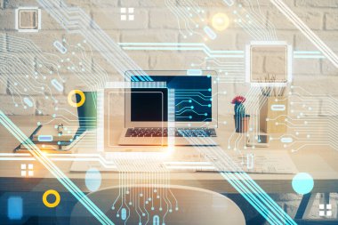 Masaüstü bilgisayarı ve teknoloji temalı holograma çift pozlama. Yazılım geliştirme kavramı.