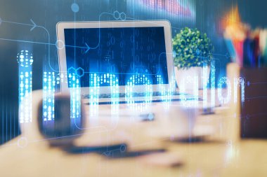 Masaüstü bilgisayarı ve teknoloji temalı holograma çift pozlama. Yazılım geliştirme kavramı.