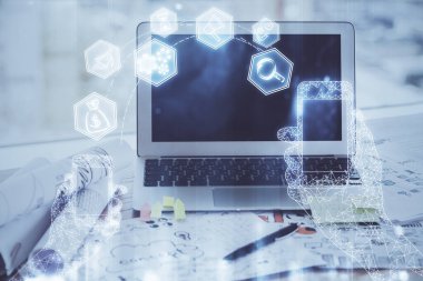 Bilgisayar, teknoloji temalı hologramla birlikte ofiste. Çoklu maruz kalma. Teknoloji kavramı.