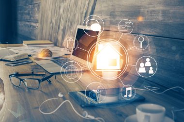 Ofisteki masaüstü bilgisayar geçmişi ve büyük kasaba binaları hologram çizimi. Çifte maruziyet. Akıllı şehir konsepti.