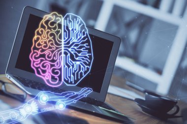 Bilgisayar ve beyin çizimi hologramıyla çalışma masasına çift pozlama. Beyin fırtınası konsepti.