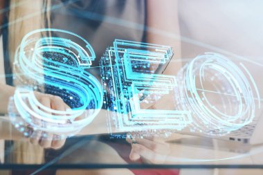 SEO simgesiyle notlar alan kadın elleri çift pozlama. Arama motoru optimizasyonu kavramı