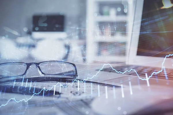 Ologramma grafico finanziario con occhiali sullo sfondo del tavolo. Concetto di business. Doppia esposizione. — Foto Stock