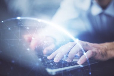 Arka planda bilgisayarla çalışan bir adamın bulunduğu medya ağı temalı hologram. İnternet iletişimi kavramı. Çift pozlama.