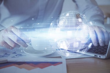 Arka planda bilgisayarla çalışan bir adamın bulunduğu medya ağı temalı hologram. İnternet iletişimi kavramı. Çift pozlama.