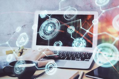 Arka planda bilgisayarla çalışan bir adamın bulunduğu medya ağı temalı hologram. İnternet iletişimi kavramı. Çift pozlama.