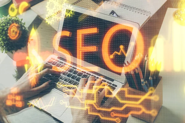 Мультиэкспозиция значка SEO с человеком, работающим на компьютере на заднем плане. Концепция оптимизации поисковой системы . — стоковое фото