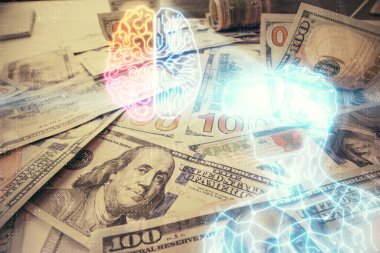 VR gözlüklü bir adamın Amerikan dolarlarının üstünü çizerken iki kez görüntülenmesi. Sanal gerçeklik kavramı.