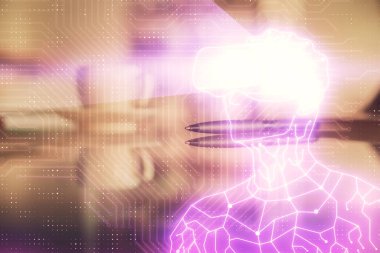 VR gözlüklü bir adamın ofisteki kahve fincanının üstüne hologram çizerken iki kez görüntülenmesi. AR kavramı