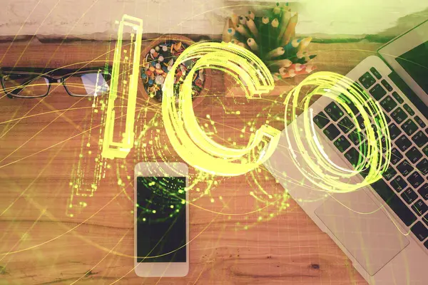 Doppia esposizione di ologramma a tema blockchain sopra tavolo con telefono. Vista dall'alto. Concetto di tecnologia Crypto. — Foto Stock