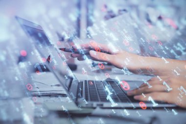 Bilgisayar ve veri temalı hologram çizimleri üzerinde çalışan kadın ellerine çok fazla maruz kalma. Teknoloji kavramı.