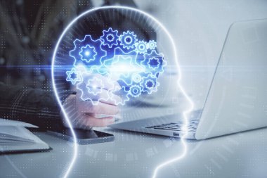 Kredi kartı ve beyin hologramı çizimi tutan bir kadının online alışverişine iki kez maruz kalışı. Veri E-ticaret kavramı.