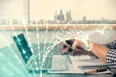 Erkeklerin el ele tutuşup, telefon ve DNA çizimlerini kullanırken çift pozlama. Tıp eğitimi kavramı.