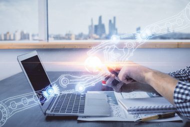 Erkeklerin el ele tutuşup dijital bir cihaz ve veri temalı hologram çizimi kullanırken çift pozlama. Teknoloji konsepti.