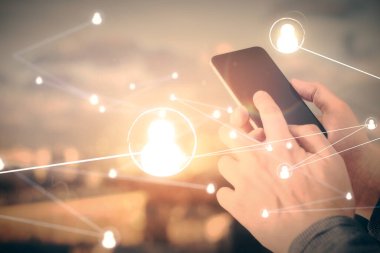 Bir erkeğin elini tutarken ve telefon ve sosyal ağ teması kullanırken çift pozlama.