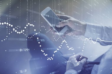 Erkeklerin el ele tutuşup dijital bir cihaz ve veri temalı çizim kullanırken çift pozlama. Teknoloji konsepti.