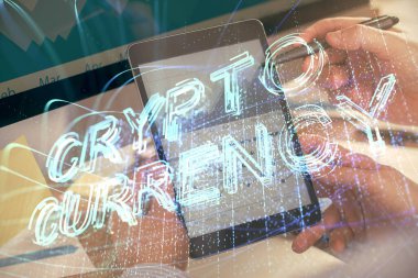 Erkeklerin el ele tutuşmalarının ve telefon ve kripto para birimi engelleme teması çiziminin iki kez görüntülenmesi.