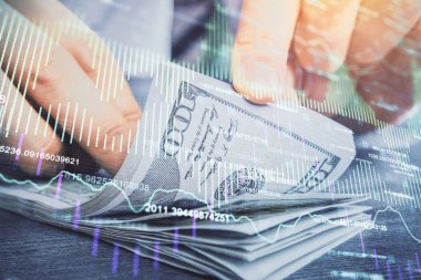 Forx grafiği, hologram, Amerikan dolarları ve insan eli çizimleri. Teknik Analiz kavramı.