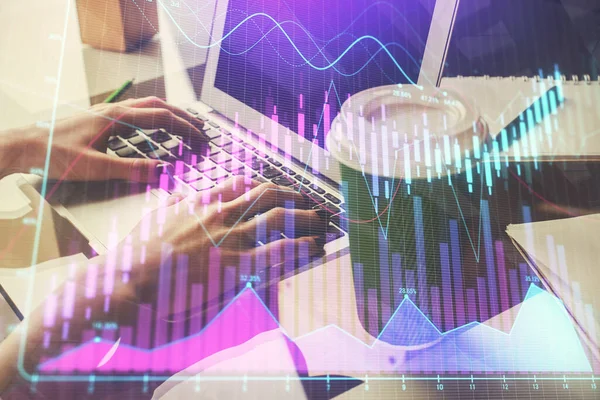 Doppelbelichtung von Frauenhänden beim Tippen auf Computer- und Forex-Diagramm-Hologrammzeichnung. Börseninvestitionskonzept. — Stockfoto