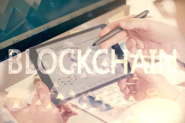 Dubbele blootstelling van mannen handen houden en met behulp van een telefoon en crypto valuta blockchain thema tekening. — Stockfoto