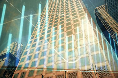 Yüksek binaların arka planında çoklu pozlama olan eski şehir haritası. Finansal araştırma kavramı.