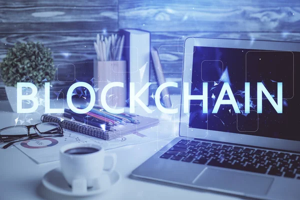 Doble exposición de blockchain y economía criptográfica tema holograma y tabla con fondo de la computadora. Concepto de criptomoneda bitcoin. — Foto de Stock
