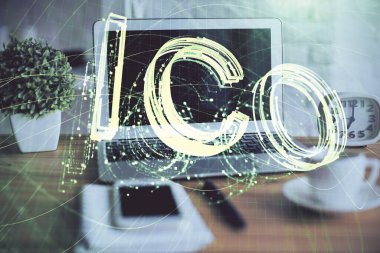 Engelleme zincirine ve kripto ekonomi temalı holograma ve bilgisayar arkaplanlı masaya çoklu maruz kalma. Bitcoin kripto para kavramı.