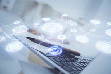 Sosyal ağ hologramıyla birlikte bilgisayar masaüstünde. Çoklu maruz kalma. Uluslararası insan ilişkileri kavramı.