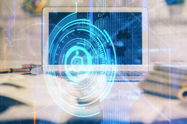 Masaüstü bilgisayar ve teknoloji temalı holograma çoklu maruz kalma. Yazılım geliştirme kavramı.