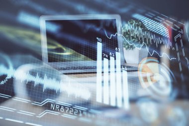 Bilgisayar, teknoloji temalı hologramla birlikte ofiste. Çoklu maruz kalma. Teknoloji kavramı.