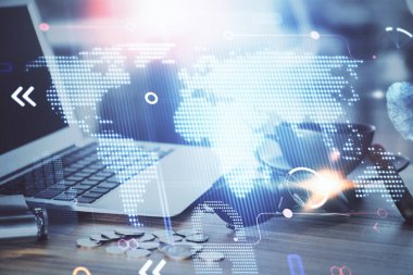 Bilgisayarlı ve dünya haritalı hologramlı çok katlı bir tablo. Uluslararası veri ağı kavramı.