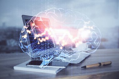 Bilgisayar ve beyin hologramı ile çalışma masasının çoklu açığı. Beyin fırtınası konsepti.