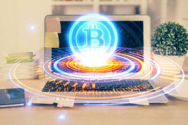 Blockchain temalı holograma ve bilgisayar arkaplanlı masaya çoklu maruz kalma. Bitcoin şifreleme para birimi kavramı.