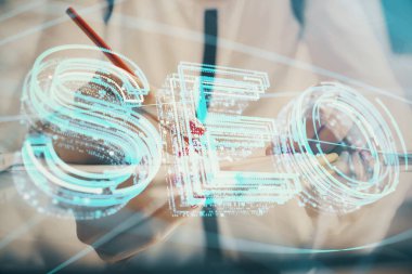 SEO simgesiyle notlar alan kadın elleri çift pozlama. Arama motoru optimizasyonu kavramı